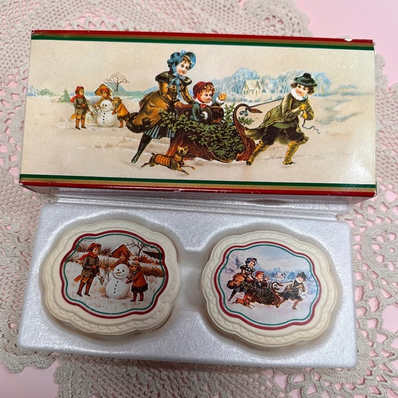Vintage Avon White Christmas Collection Soap Set – Victorian Winter Scene – NIB - Picture 1 of 7